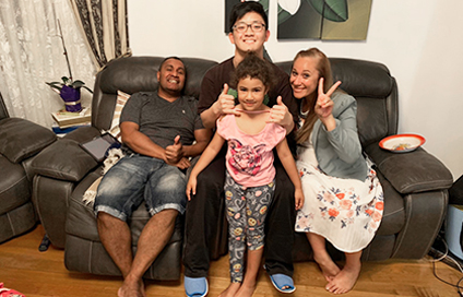 海外就労研修では給与収入があります。