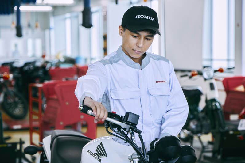 自動車整備留学生科　シュレスタ　ディラジュ