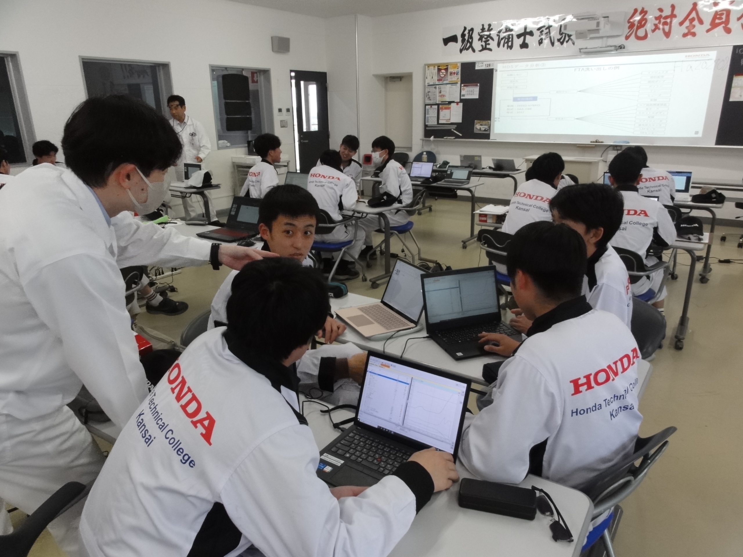 【一級自動車研究開発学科4年生】Hondaより講師をお招きし、故障診断の授業していただきました
